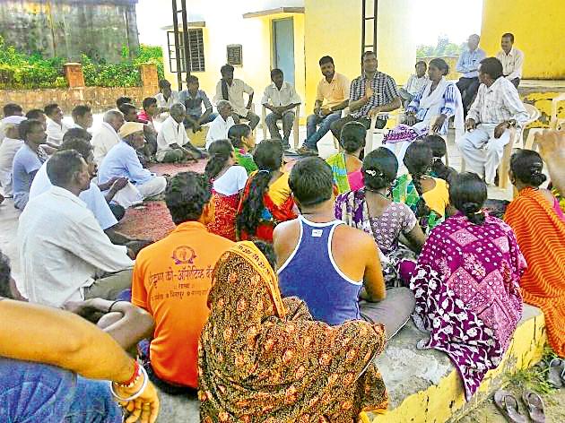 School boy boycotted school | सोनेगावच्या विद्यार्थ्यांचा शाळेवर बहिष्कार School boy boycotted school | सोनेगावच्या विद्यार्थ्यांचा शाळेवर बहिष्कार