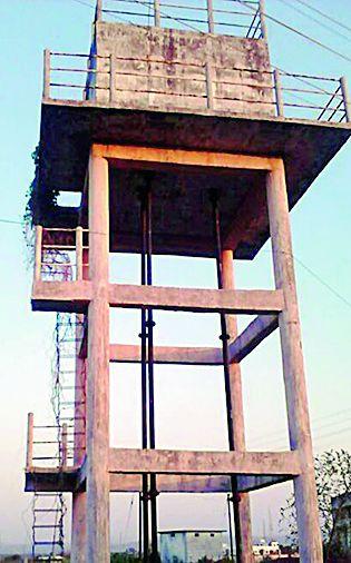 Ghuggus gets water once a week | घुग्घुसमध्ये आठवड्यातून एकदाच मिळते पाणी Ghuggus gets water once a week | घुग्घुसमध्ये आठवड्यातून एकदाच मिळते पाणी