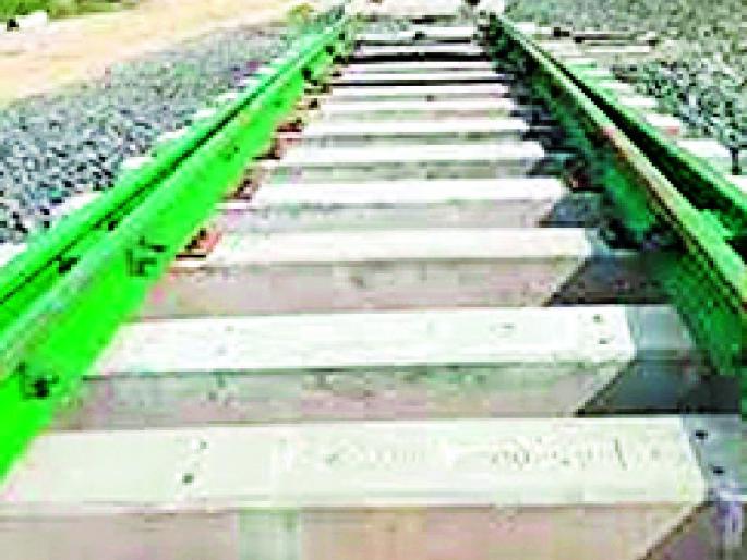 Fatal Travel Under Railway Board | रेल्वे बोगद्याखालून जीवघेणा प्रवास Fatal Travel Under Railway Board | रेल्वे बोगद्याखालून जीवघेणा प्रवास