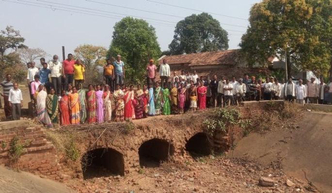 Danger of accident due to 'that' dilapidated bridge of Sonapur | सोनापूरच्या ‘त्या’ जीर्ण पुलामुळे अपघाताचा धोका Danger of accident due to 'that' dilapidated bridge of Sonapur | सोनापूरच्या ‘त्या’ जीर्ण पुलामुळे अपघाताचा धोका