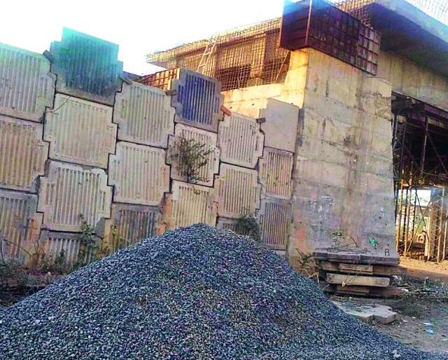 Railway flyover construction | रेल्वे उड्डाणपुलाचे बांधकाम कासवगतीने Railway flyover construction | रेल्वे उड्डाणपुलाचे बांधकाम कासवगतीने