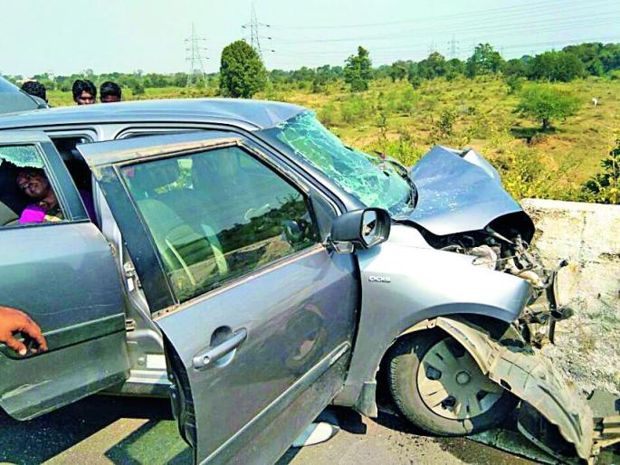 Four injured in a car accident | कार अपघातात चारजण जखमी Four injured in a car accident | कार अपघातात चारजण जखमी