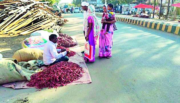 Chili peppers to the devotees | भाविकांना मिरचीचा ठसका Chili peppers to the devotees | भाविकांना मिरचीचा ठसका