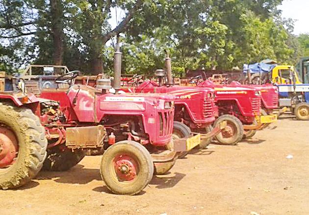 Seven tractors of illegal sand are seized | अवैध रेतीचे सात ट्रॅक्टर जप्त Seven tractors of illegal sand are seized | अवैध रेतीचे सात ट्रॅक्टर जप्त