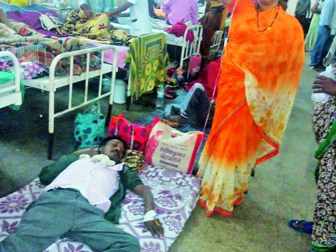 Patients' relatives become sealine stand | रुग्णांचे नातेवाईकच बनले सलाईन स्टॅन्ड Patients' relatives become sealine stand | रुग्णांचे नातेवाईकच बनले सलाईन स्टॅन्ड