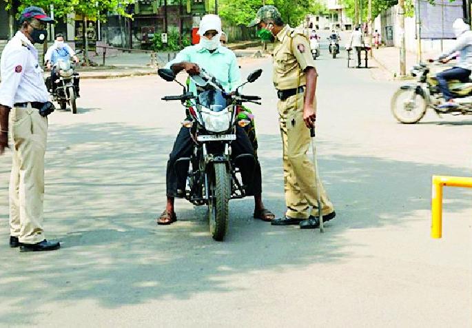 Action against 46 people who are on the road | रस्त्यावर फिरणाऱ्या ४६ जणांविरुद्ध कारवाई Action against 46 people who are on the road | रस्त्यावर फिरणाऱ्या ४६ जणांविरुद्ध कारवाई