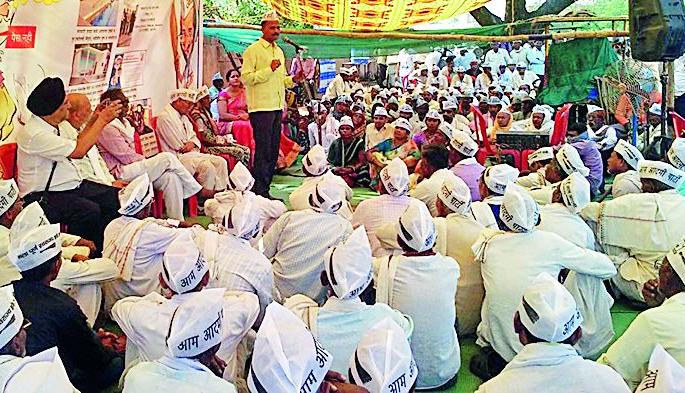 Forcible farmers should take responsibility | जबरानजोत शेतकऱ्यांचे धरणे Forcible farmers should take responsibility | जबरानजोत शेतकऱ्यांचे धरणे