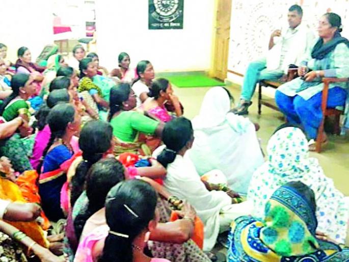 Village dwellers in the forest department's office | वन विभागाच्या कार्यालयात ग्रामस्थांचा ठिय्या Village dwellers in the forest department's office | वन विभागाच्या कार्यालयात ग्रामस्थांचा ठिय्या