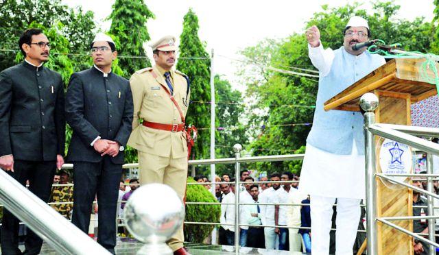 Insurance cover for 70 thousand farmers | ७० हजार शेतकऱ्यांना विम्याचे संरक्षण Insurance cover for 70 thousand farmers | ७० हजार शेतकऱ्यांना विम्याचे संरक्षण