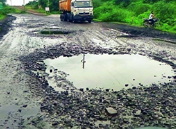 Loss of students by changing the course of ST | एसटीचा मार्ग बदलल्याने विद्यार्थ्यांचे नुकसान Loss of students by changing the course of ST | एसटीचा मार्ग बदलल्याने विद्यार्थ्यांचे नुकसान