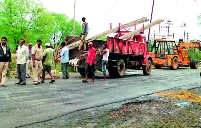 Major losses of MSEDCL due to windy rain | वादळी पावसामुळे महावितरणचे मोठे नुकसान Major losses of MSEDCL due to windy rain | वादळी पावसामुळे महावितरणचे मोठे नुकसान