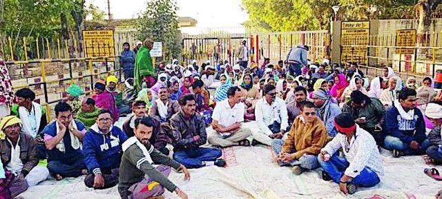 Plot of Project Crisis in front of Ambuja Gate | अंबुजा गेटसमोर प्रकल्पग्रस्तांचा ठिय्या Plot of Project Crisis in front of Ambuja Gate | अंबुजा गेटसमोर प्रकल्पग्रस्तांचा ठिय्या