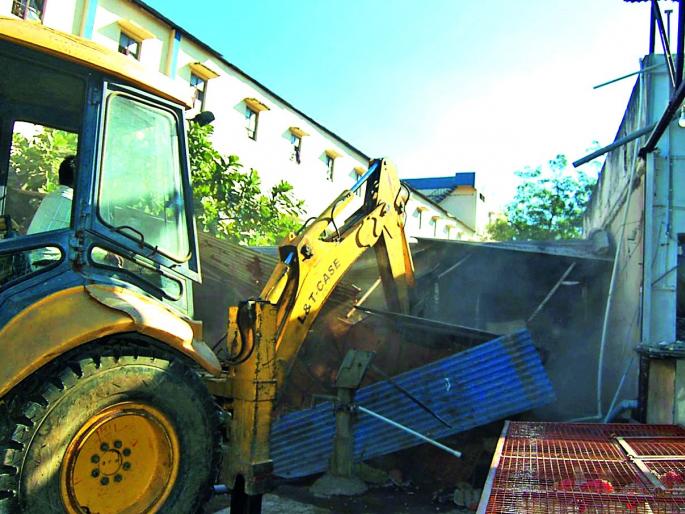 Bulldozer on an encroachment | अतिक्रमणावर चालला बुलडोजर Bulldozer on an encroachment | अतिक्रमणावर चालला बुलडोजर