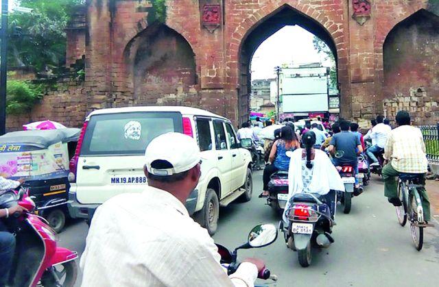 Traffic again in Chandrapur | चंद्रपुरात पुन्हा वाहतूक कोंडी Traffic again in Chandrapur | चंद्रपुरात पुन्हा वाहतूक कोंडी