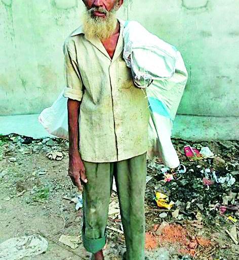 Garbage collector Ramalu 'Sanitary messenger' | कचरा वेचणारा रामलू ‘स्वच्छता दूत’ Garbage collector Ramalu 'Sanitary messenger' | कचरा वेचणारा रामलू ‘स्वच्छता दूत’