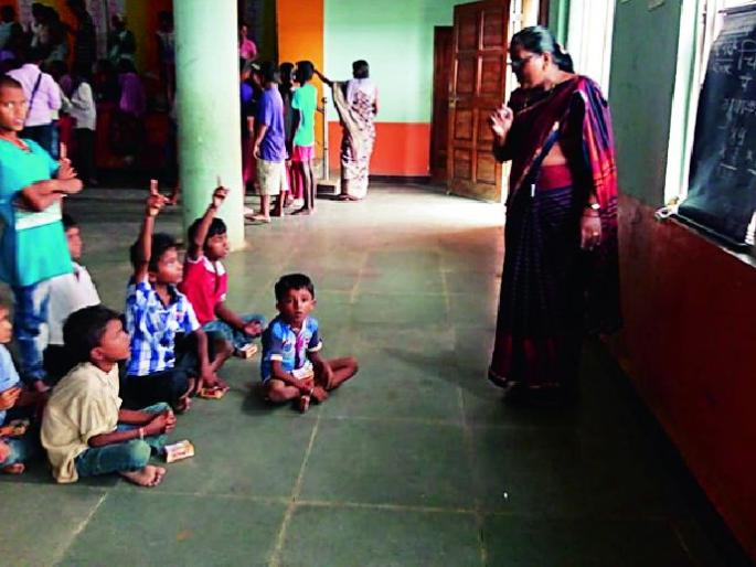 The flood of Chikhalpar was over, the citizens reached the village | चिखलापारचा पूर ओसरला, नागरिक पोहोचले गावात The flood of Chikhalpar was over, the citizens reached the village | चिखलापारचा पूर ओसरला, नागरिक पोहोचले गावात