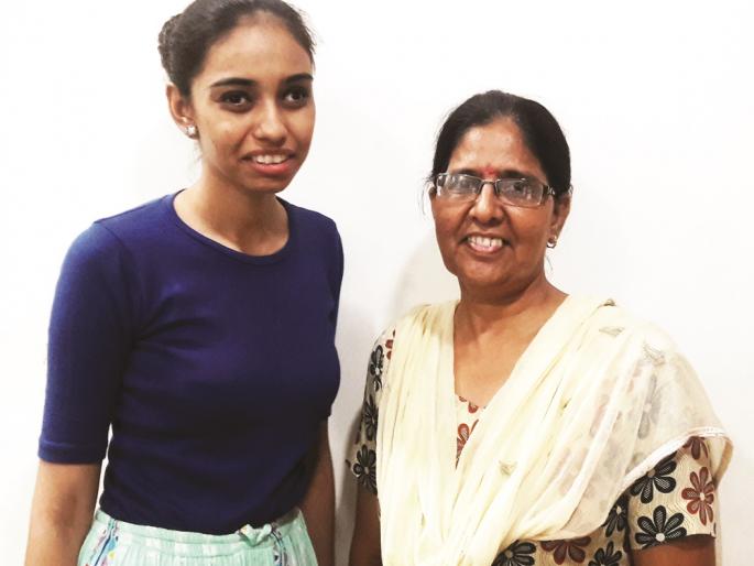 Helping the Kerala flood victims akola mother-daughter | अकोल्यातील मायलेकींची व्यवसायातील नफ्यातून केरळ पूरग्रस्तांना मदत! Helping the Kerala flood victims akola mother-daughter | अकोल्यातील मायलेकींची व्यवसायातील नफ्यातून केरळ पूरग्रस्तांना मदत!