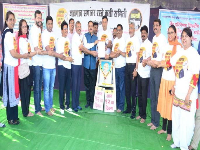 Hooks again! | पुन्हा कागदी घोडे ! Hooks again! | पुन्हा कागदी घोडे !