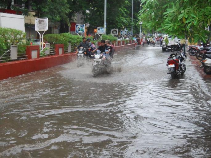 Jalgaonkar dried with drizzle drizzle | रिमझिम पावसाने जळगावकर सुखावले