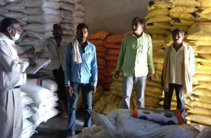 22 agricultural notices due to lack of stock panels and records | साठा फलक व नोंदी नसल्याने २२ कृषी दुकानदारांना नोटीस 22 agricultural notices due to lack of stock panels and records | साठा फलक व नोंदी नसल्याने २२ कृषी दुकानदारांना नोटीस