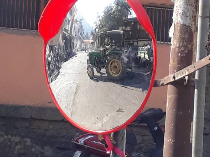 Satara: Dangerous turn of the mirror, the number of accidents decreased; Solutions through Citizens | सातारा : धोकादायक वळणाला मिररचा आधार.., अपघाताचे प्रमाण घटले ; नागरिकांमधून समाधान Satara: Dangerous turn of the mirror, the number of accidents decreased; Solutions through Citizens | सातारा : धोकादायक वळणाला मिररचा आधार.., अपघाताचे प्रमाण घटले ; नागरिकांमधून समाधान