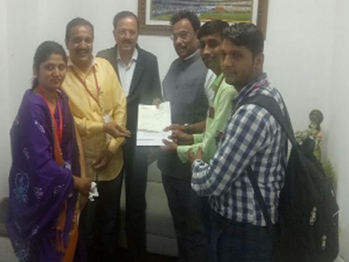 Request for pending demands by Bharti organization for education teachers in Dhule | धुळ्यातील शिक्षक भारती संघटनेतर्फे प्रलंबित मागण्यांचे शिक्षणमंत्र्यांना निवेदन Request for pending demands by Bharti organization for education teachers in Dhule | धुळ्यातील शिक्षक भारती संघटनेतर्फे प्रलंबित मागण्यांचे शिक्षणमंत्र्यांना निवेदन