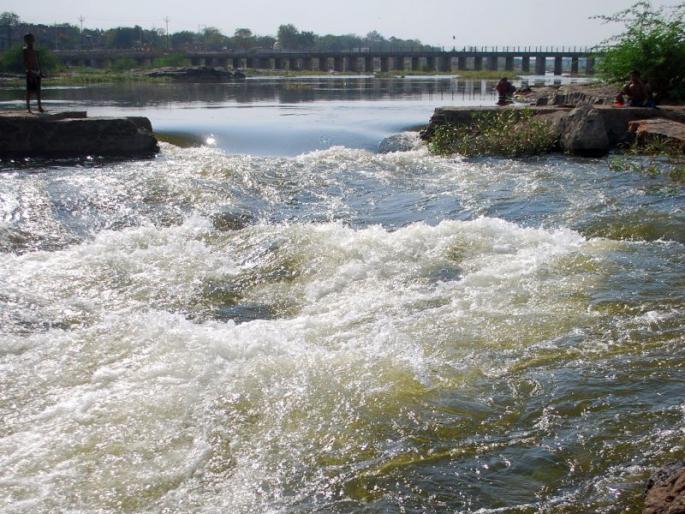 Water supply to Dhule city from Panjhra river bed | धुळे शहराला पांझरा नदीपात्रातून पाणीपुरवठा सुरू Water supply to Dhule city from Panjhra river bed | धुळे शहराला पांझरा नदीपात्रातून पाणीपुरवठा सुरू