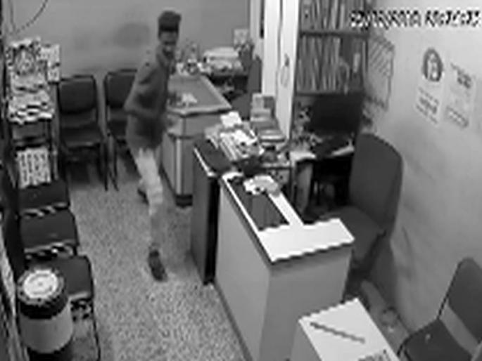 Junkers in Dhundali busted two shops in the lane | धुळ्यातील जिनगर गल्लीतील दोन दुकाने फोडली Junkers in Dhundali busted two shops in the lane | धुळ्यातील जिनगर गल्लीतील दोन दुकाने फोडली