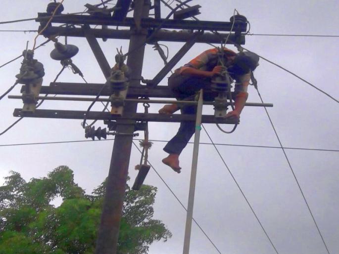 Shreekat's trainee electric shock effect of employee's death | साक्रीत प्रशिक्षणार्थी वीज कर्मचाºयाचा शॉक लागून मृत्यू Shreekat's trainee electric shock effect of employee's death | साक्रीत प्रशिक्षणार्थी वीज कर्मचाºयाचा शॉक लागून मृत्यू