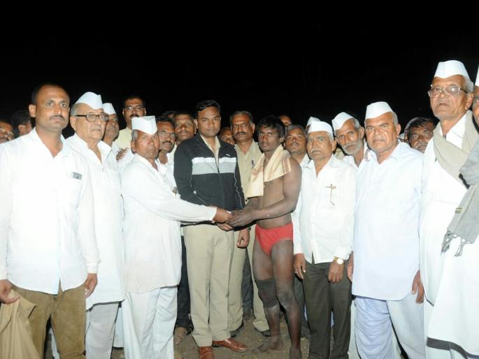 The story of Devgn Yatra by the wretched mob | कुस्त्यांच्या दंगलीने देवगाव यात्रेची सांगता The story of Devgn Yatra by the wretched mob | कुस्त्यांच्या दंगलीने देवगाव यात्रेची सांगता