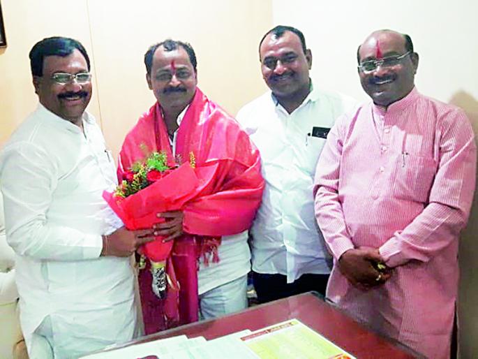 BJP leader visits Mhatre; Pay attention to Sanjayama's role | भाजपचे नेते म्हेत्रेंच्या भेटीला; संजयमामाच्या भूमिकेकडे लागले लक्ष BJP leader visits Mhatre; Pay attention to Sanjayama's role | भाजपचे नेते म्हेत्रेंच्या भेटीला; संजयमामाच्या भूमिकेकडे लागले लक्ष