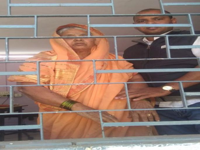 Dondaicha police prevented Dharma Patil's family from taking action against Chief Minister's tour | मुख्यमंत्र्यांच्या दौºयानिमित्त दोंडाईचा पोलिसांतर्फे धर्मा पाटील यांच्या कुटुंबियांवर प्रतिबंधात्मक कारवाई Dondaicha police prevented Dharma Patil's family from taking action against Chief Minister's tour | मुख्यमंत्र्यांच्या दौºयानिमित्त दोंडाईचा पोलिसांतर्फे धर्मा पाटील यांच्या कुटुंबियांवर प्रतिबंधात्मक कारवाई