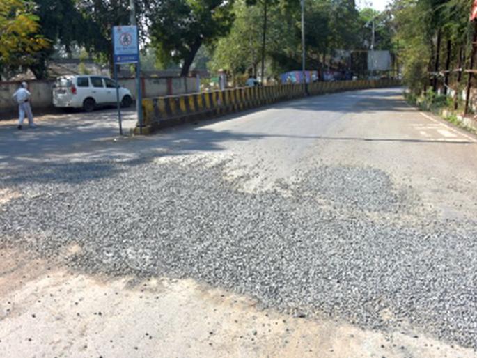 Finally the pit was filled | अखेर खड्डा बुजवला Finally the pit was filled | अखेर खड्डा बुजवला