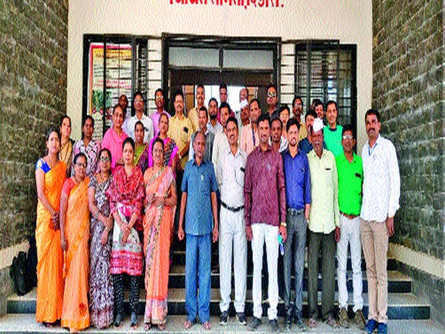 Demonstrations of employees for various demands in Dindori | दिंडोरीत विविध मागण्यांसाठी कर्मचाऱ्यांची निदर्शने Demonstrations of employees for various demands in Dindori | दिंडोरीत विविध मागण्यांसाठी कर्मचाऱ्यांची निदर्शने