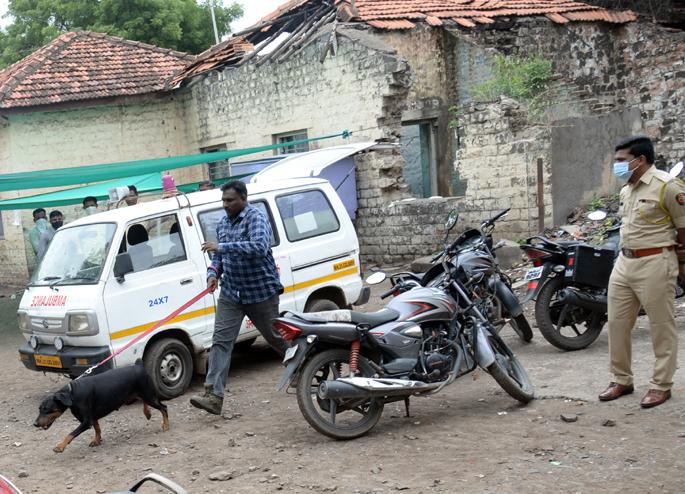 Shocking; Murder of missing woman Bond writer; The body was found in the collector's office | धक्कादायक; बेपत्ता महिला बॉन्ड रायटरचा खून; कलेक्टर कचेरीत आढळला मृतदेह Shocking; Murder of missing woman Bond writer; The body was found in the collector's office | धक्कादायक; बेपत्ता महिला बॉन्ड रायटरचा खून; कलेक्टर कचेरीत आढळला मृतदेह