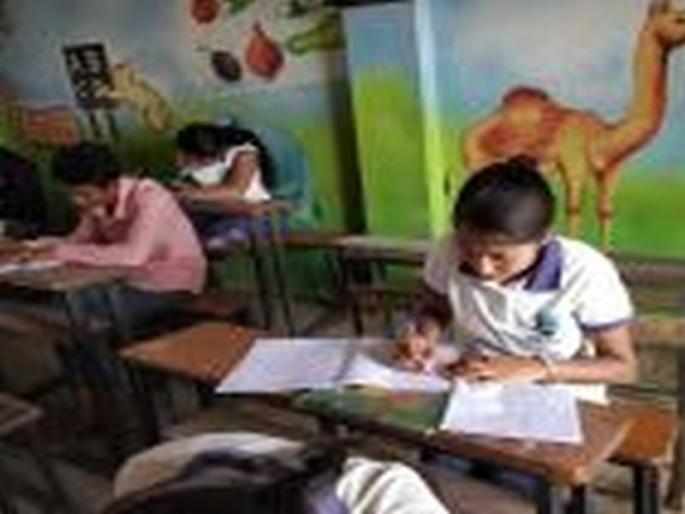 The student's funeral procession was completed by the student | वडिलांचा अंत्यविधी आटोपून विद्यार्थिनीने दिला १२वीचा पेपर The student's funeral procession was completed by the student | वडिलांचा अंत्यविधी आटोपून विद्यार्थिनीने दिला १२वीचा पेपर