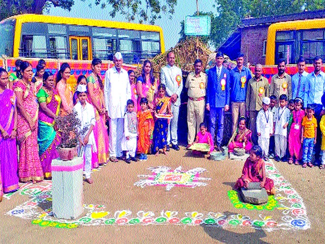 Demonstration of history in various schools; | गणाधीश शाळेत इतिहास प्रदर्शन, आनंदमेळा