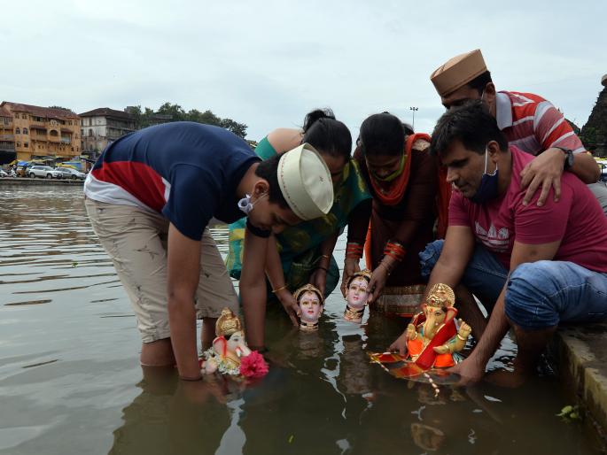 Immersion of ‘Shri’ along with Gauri in many places in the city | शहरात अनेक ठिकाणी गौरींसह ‘श्री’चेही विसर्जन Immersion of ‘Shri’ along with Gauri in many places in the city | शहरात अनेक ठिकाणी गौरींसह ‘श्री’चेही विसर्जन