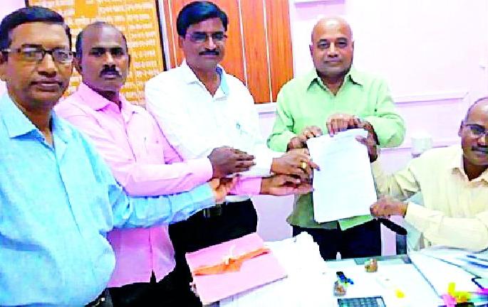 Due to the government's depression the educational institutions are in trouble | सरकारच्या उदासीनतेमुळे शिक्षण संस्था अडचणीत Due to the government's depression the educational institutions are in trouble | सरकारच्या उदासीनतेमुळे शिक्षण संस्था अडचणीत