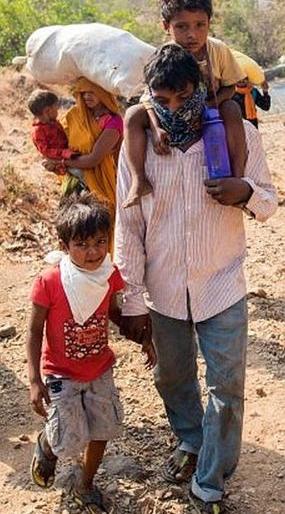 Workers continue to enter Gadchiroli district through Godavari river | गोदावरी नदीमार्गे मजुरांचा गडचिरोली जिल्ह्यात प्रवेश सुरूच