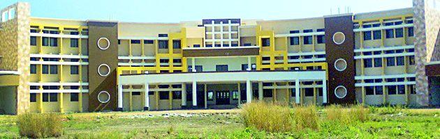 The building of the Agricultural College falls | कृषी महाविद्यालयाची इमारत पडून The building of the Agricultural College falls | कृषी महाविद्यालयाची इमारत पडून