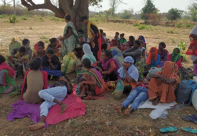 Forget the government of the workers trapped in Telangana? | तेलंगणात अडकलेल्या मजुरांचा सरकारला विसर?