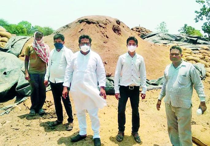 Destruction of grain worth crores of rupees | कोट्यवधी रुपयांच्या धानाची नासाडी Destruction of grain worth crores of rupees | कोट्यवधी रुपयांच्या धानाची नासाडी