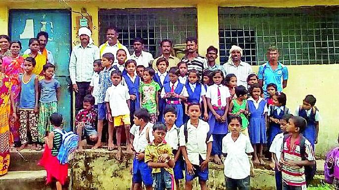 Locked up Rajgopalpur school lock | राजगोपालपूर शाळेला ठोकले कुलूप Locked up Rajgopalpur school lock | राजगोपालपूर शाळेला ठोकले कुलूप