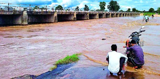 The bridge is 30 years old | पुलामुळे ३० वर्षांची अडचण दूर