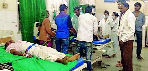 Bapelke injured in bus accident | बस अपघातात बापलेक जखमी Bapelke injured in bus accident | बस अपघातात बापलेक जखमी