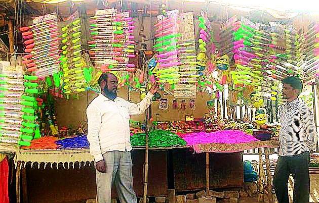 'Made in India' decorated market by the market | ‘मेड इन इंडिया’च्या वस्तूंनी सजली बाजारपेठ 'Made in India' decorated market by the market | ‘मेड इन इंडिया’च्या वस्तूंनी सजली बाजारपेठ