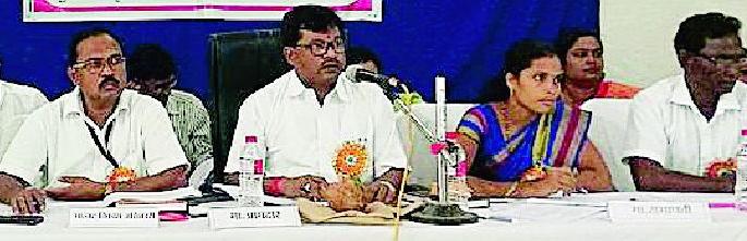 Employees should work in coordination | कर्मचाऱ्यांनी समन्वयातून काम करावे Employees should work in coordination | कर्मचाऱ्यांनी समन्वयातून काम करावे