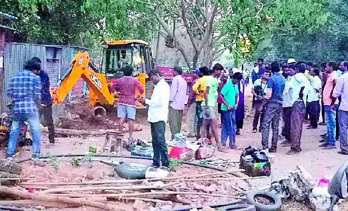 Bulldozer on an encroachment | सिरोंचात अतिक्रमणावर चालला बुलडोजर