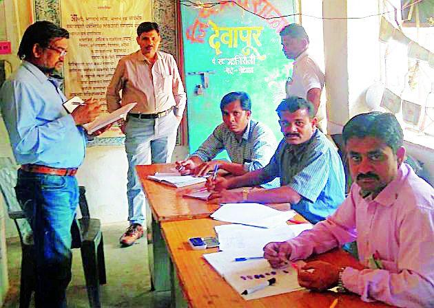 70.17 percent polling for Gram Panchayats | ग्रामपंचायतींसाठी ७०.१७ टक्के मतदान 70.17 percent polling for Gram Panchayats | ग्रामपंचायतींसाठी ७०.१७ टक्के मतदान